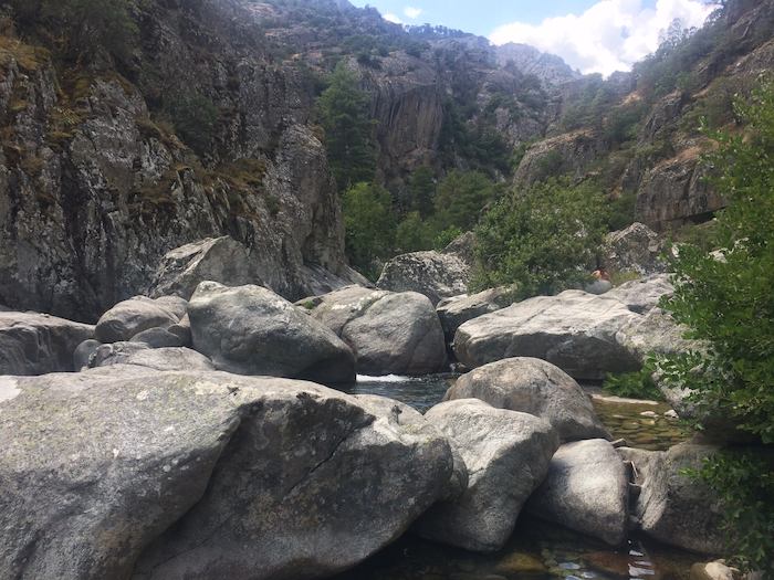 Rivière corse et gros rochers