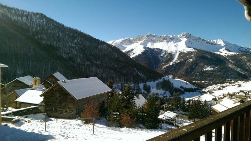 vue du chalet sur la neige et les montagnes en colonie ski vosges