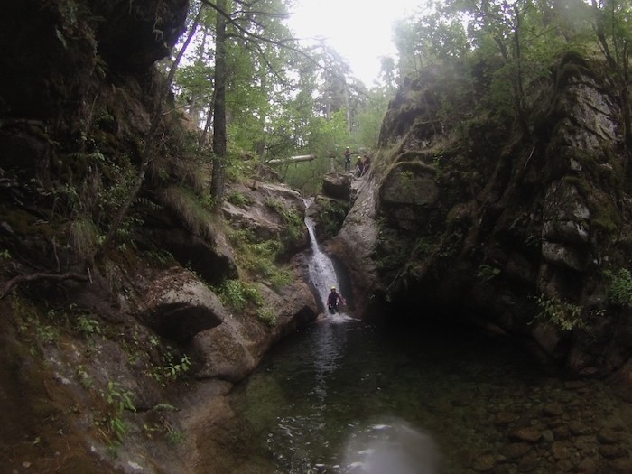 Un jeune saute dans la rivière lors d'un séjour itinérant en Corse
