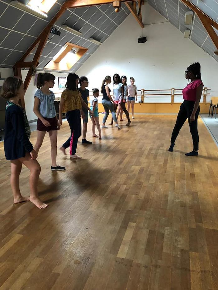Les filles sont alignées dans la salle de danse lors d'une colonie de vacances bretagne