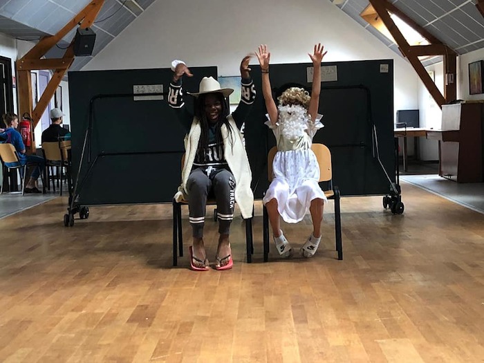 Deux jeunes déguisés lors d'un spectacle de la colonie de vacances bretagne