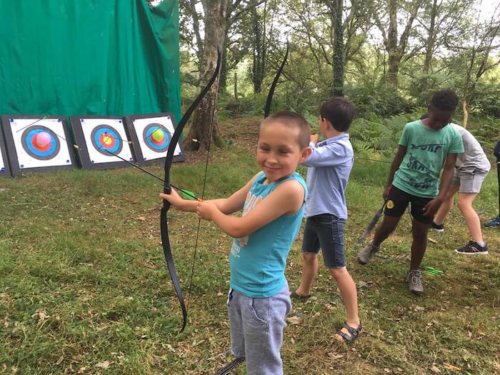 Les enfants pratiquent le tir à l'arc en colonie de vacances bretagne
