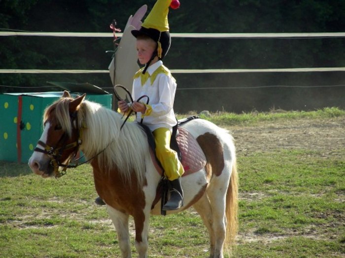 Un enfant pendant un camp de vacances équitation