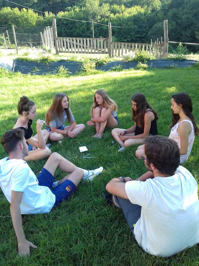 Un groupe d'ados pendant une colonie de vacances équitation