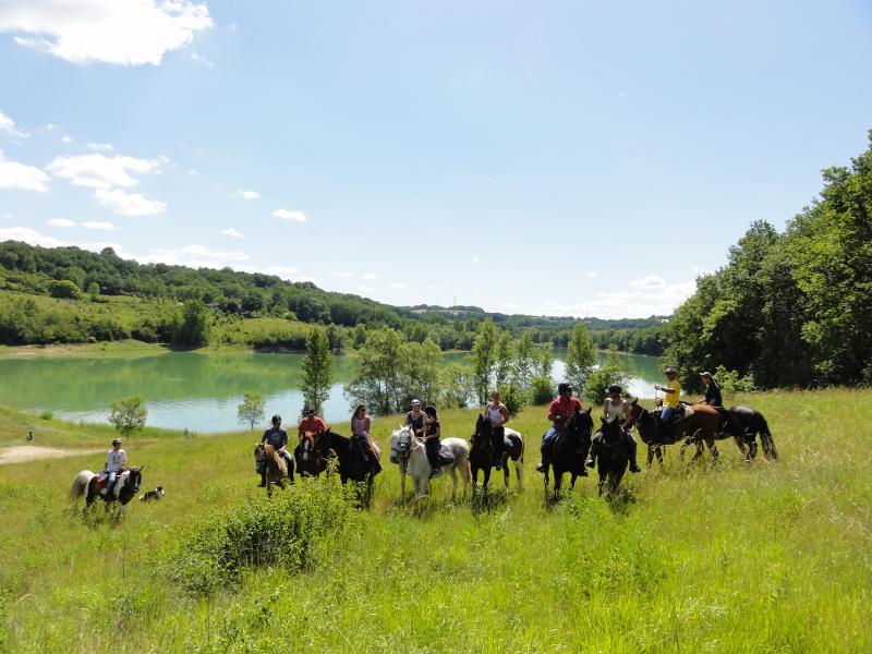 Un groupe de cavaliers pendant une colonie de vacances équatition
