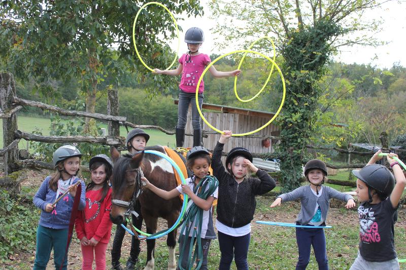 des enfants font un spectacle équestre pendant une colonie France