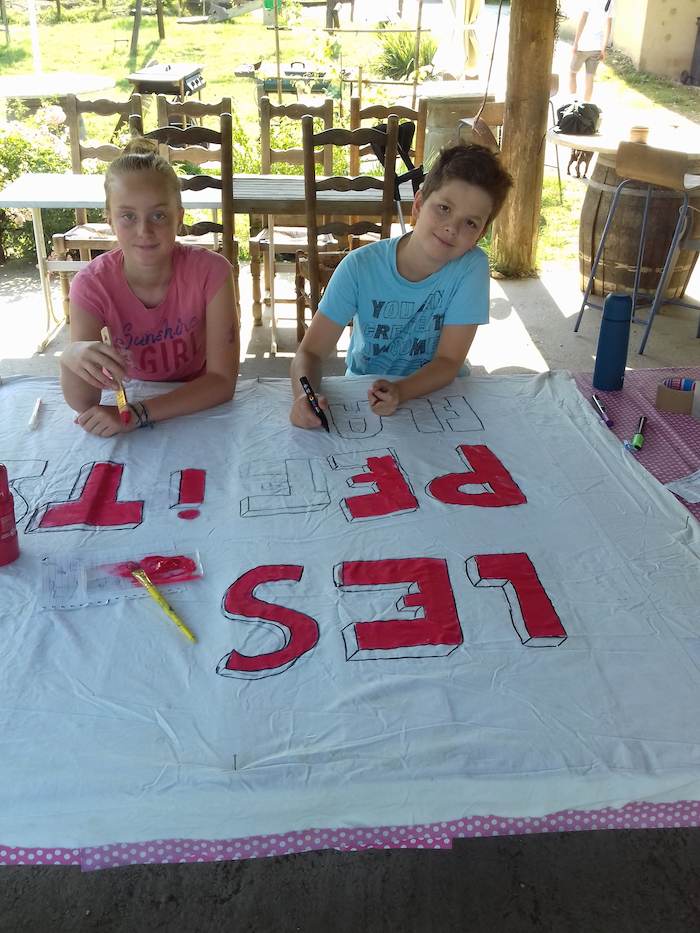 Enfant et activité bricolage d'une colonie de vacances équitation