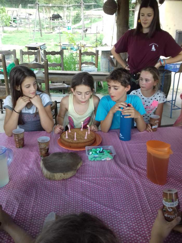 Fête d'anniversaire pendant une colonie de vacances