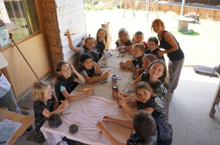 Un groupe de jeunes prépare un jeu autour d'une colonie de vacances