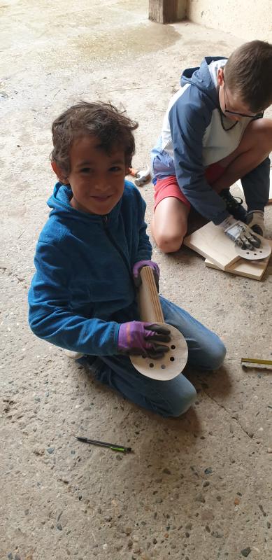 Un enfant faisant du bricolage pendant une colonie de vacances bricolage