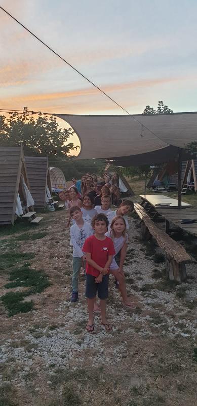Un camp avec des enfants pendant une colonie de vacances équitation