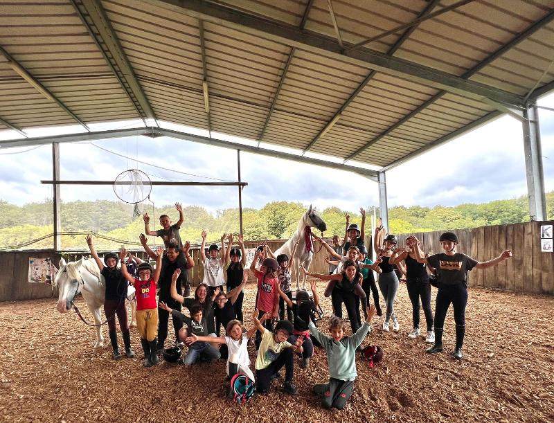 Un groupe de jeunes au ranch pendant un camp de vacances équitation