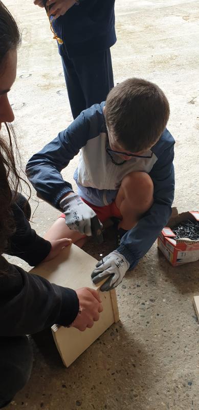 Enfant faisant du bricolage pendant une colonie de vacances