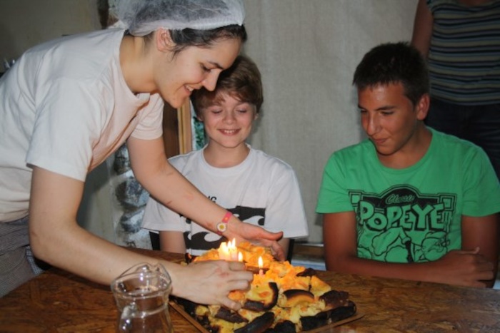 Gateau d'anniversaire pour deux jeunes de la colonie de vacances