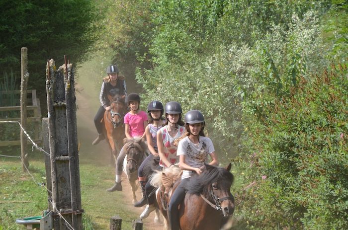 Les jeunes se baladent à cheval durant leur colonie de vacances