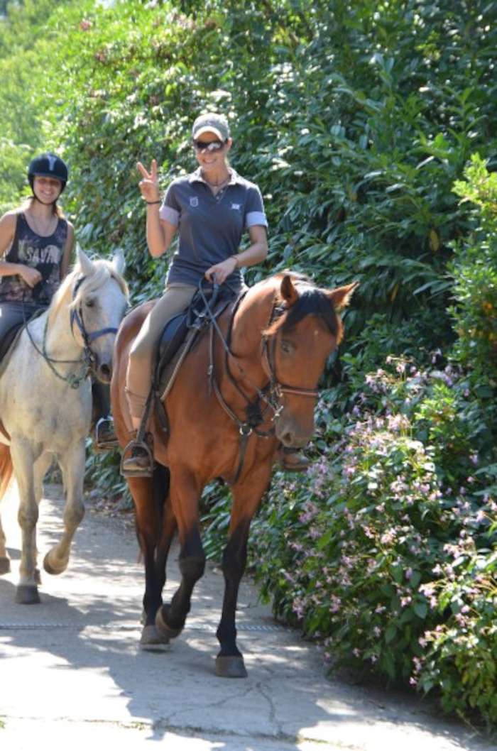 Les animateurs de la colonie de vacances à cheval sont tout sourire