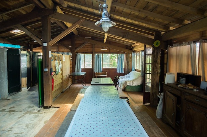 Salle commune de la colonie de vacances avec grande table à manger 