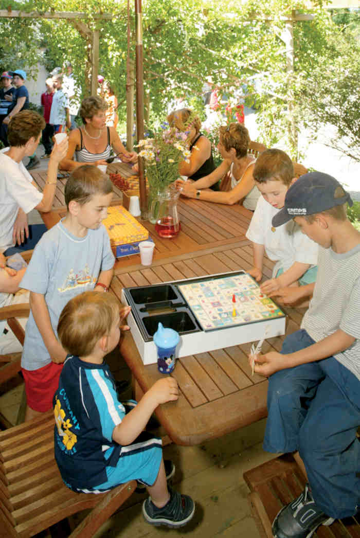 Les enfants de la colonie de vacances jouent ensemble à un jeux de société