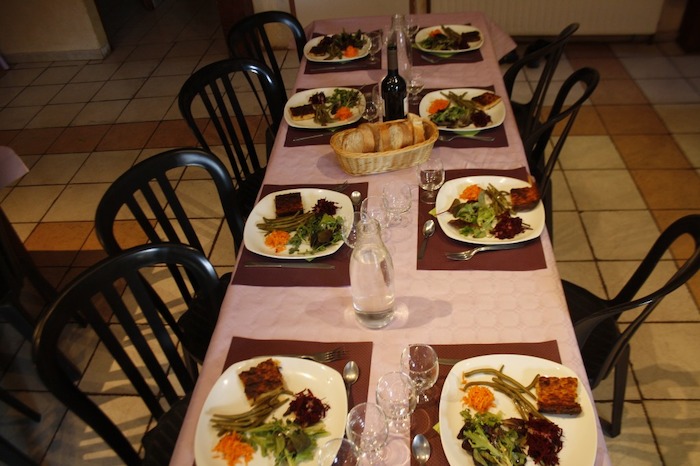 Photo du repas de la colonie de vacances à la ferme