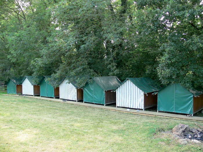 Photo des logements bien alignés de la colonie de vacances