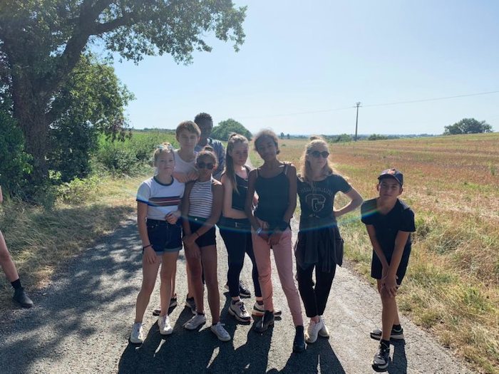 Groupe de jeune qui se prend en photo lors d'une balade