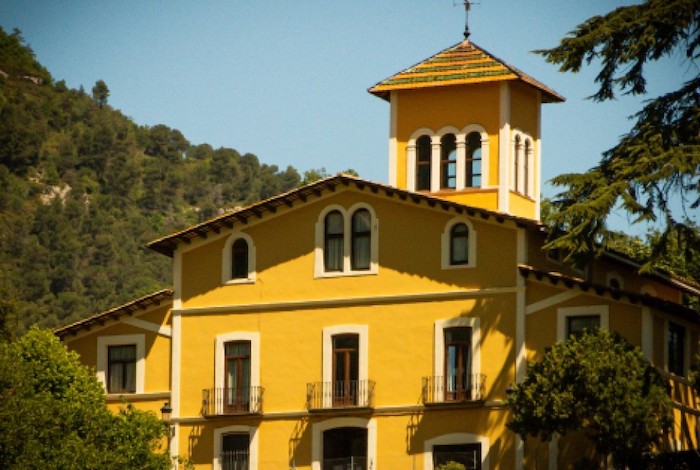 Vue sur une maison jaune dans les montagnes en séjour linguistique allemand