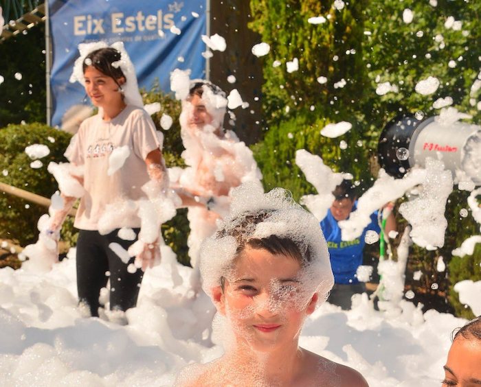 Jeunes garçons jouent dans de la mousse en séjour linguistique allemand