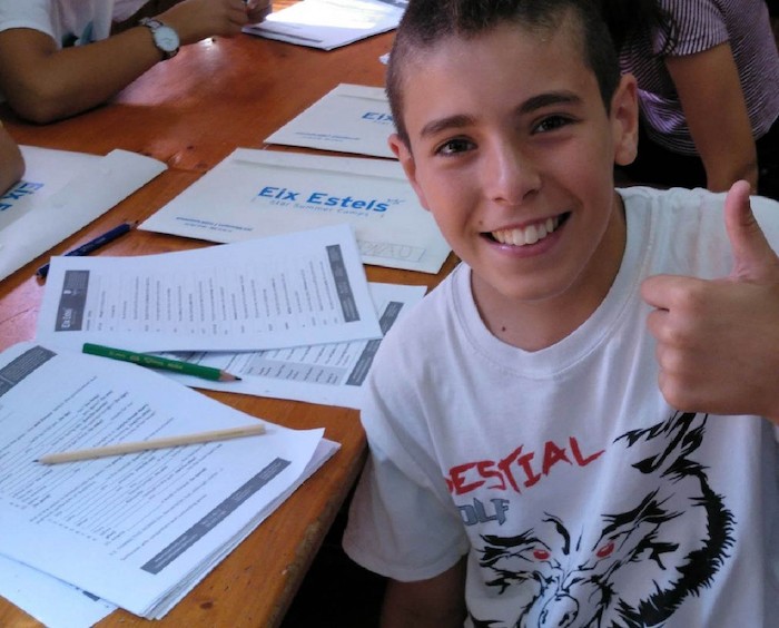 Jeune garçon lève le pouce en séjour linguistique anglais pas cher