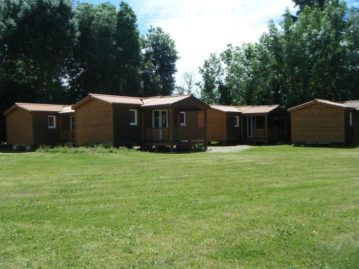 Petits chalets ou sont hébergés les ado de la colonie de vacances haute garonne