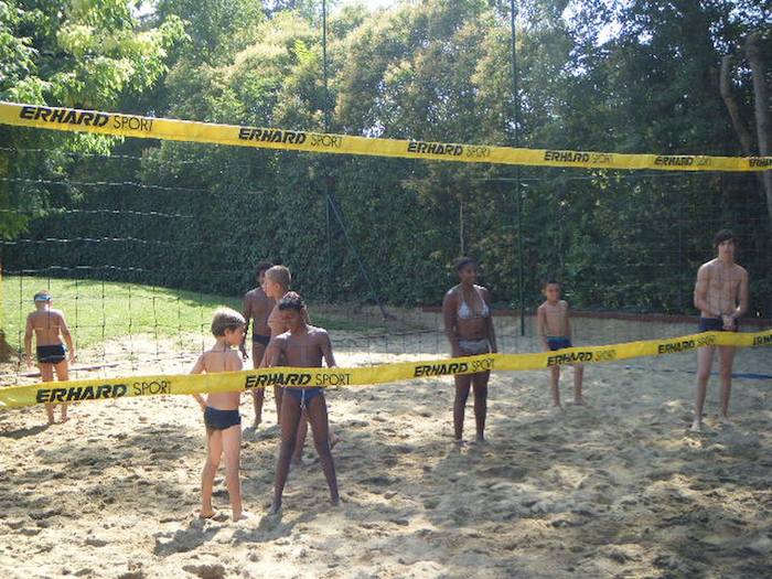 Les enfants jouent au volley lors d'une colonie de vacances haute garonne en Occitanie