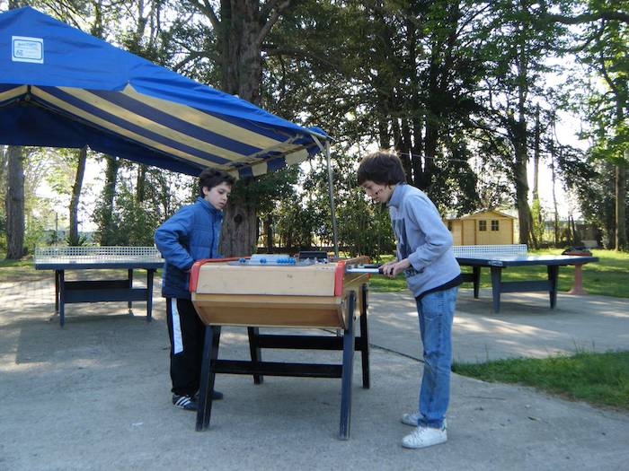 Deux ado jouent au baby foot lors d'une  colonie de vacances haute garonne en Occitanie