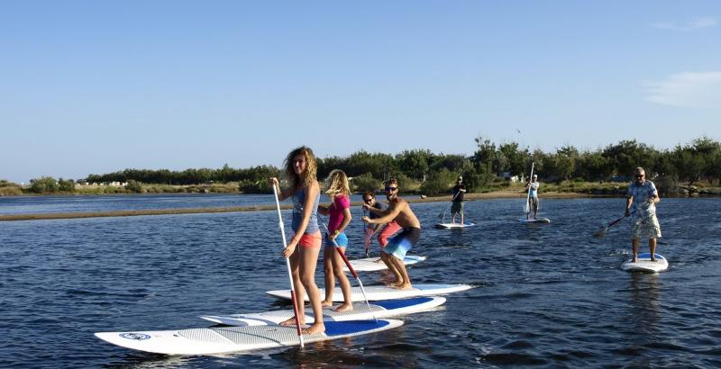 des ado font du paddle en colonie de vacances haute garonne