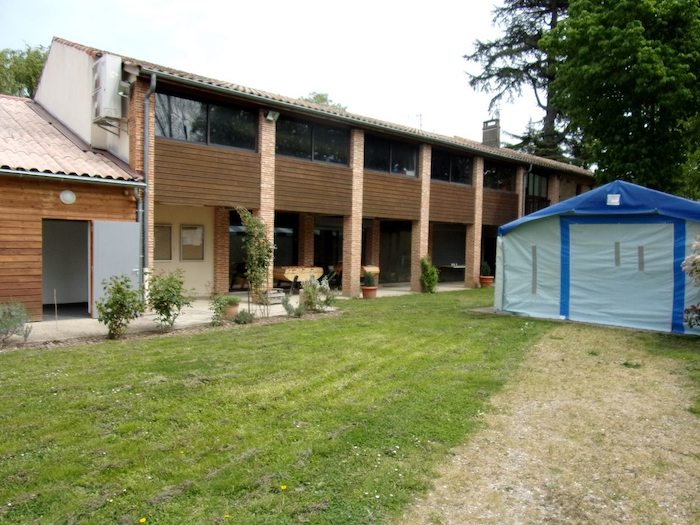 Vue depuis l'extérieur de l'hébergement de colonie de vacances haute garonne de moto-cross en Occitanie