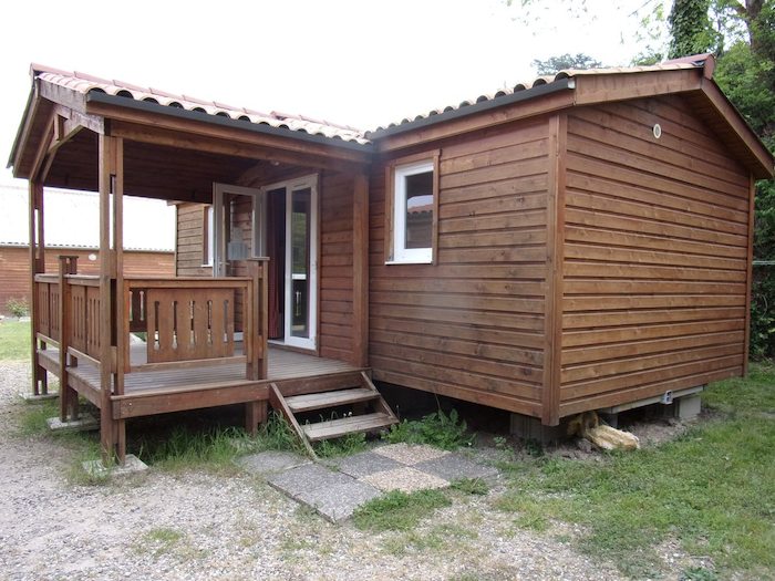 Terrasse du chalet d'une colonie de vacances haute garonne en Occitanie