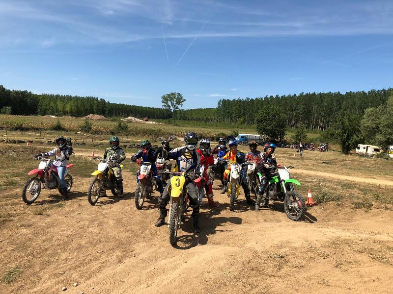 un groupe d'ado en moto-cross lors d'une colonie de vacances haute garonne