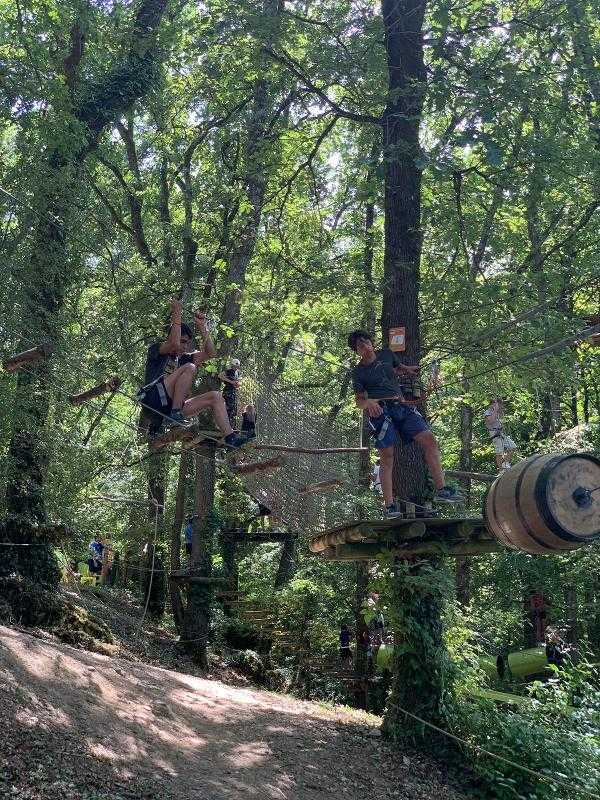 deux ado font de l'accrobranche en colonie de vacances haute garonne