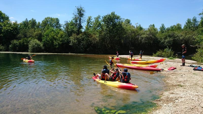 enfants sur un kayak en colonie de vacances pas cher