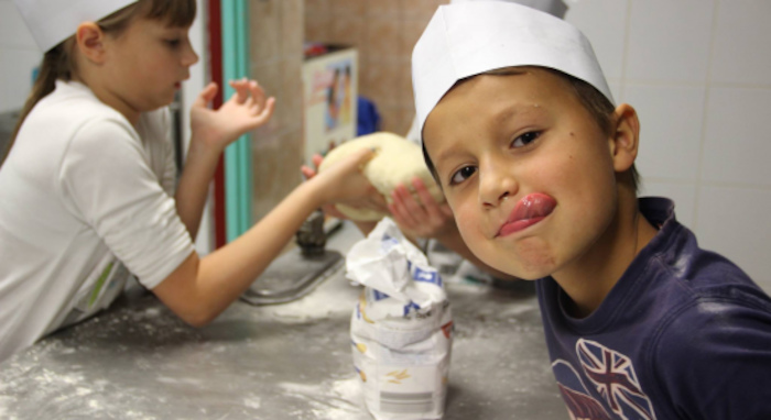 Deux enfants participent à un atelier culinaire en colonie de vacances Maine et Loire