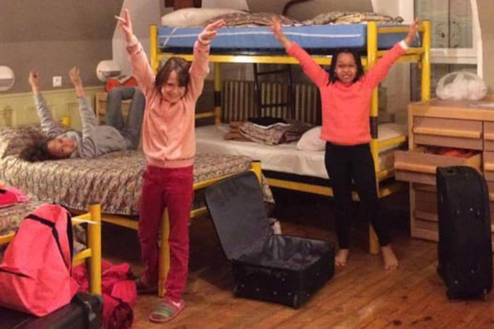 Filles qui lèvent les bras en colonie de vacances Maine et Loire
