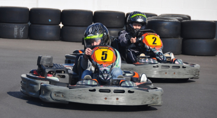 Enfants font du karting en colonie de vacances Maine et Loire