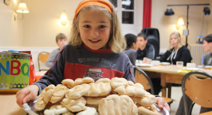 Fille heureuse de présenter ses pains fraichement sortis du four