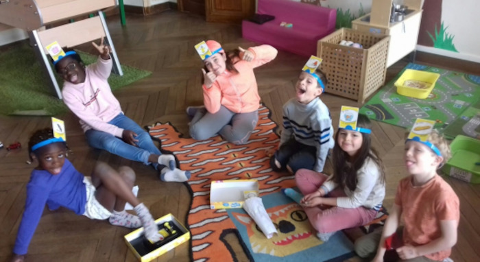 Enfants jouant à devine tête en colo