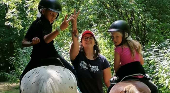filles qui font de l'équitation en colo de vacances pas cher