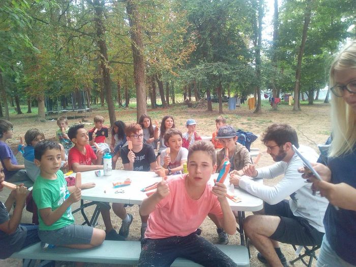 Enfants a table qui prennent leur goûter
