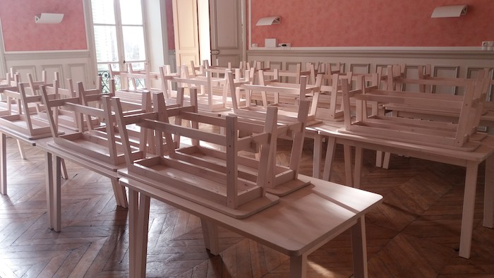 Salle à manger de la colonie de vacances avec tables roses