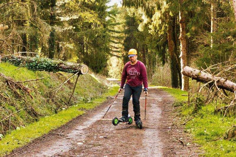 Un jeune fait du cross-skating en camp aventure