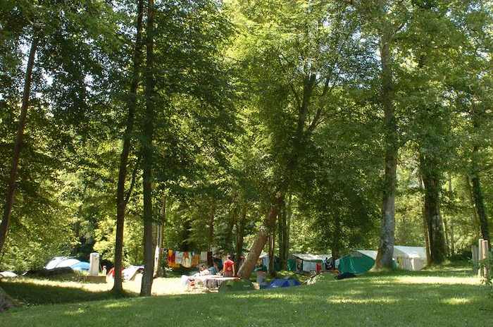 Une aire de campement lors d'une colo aventure 