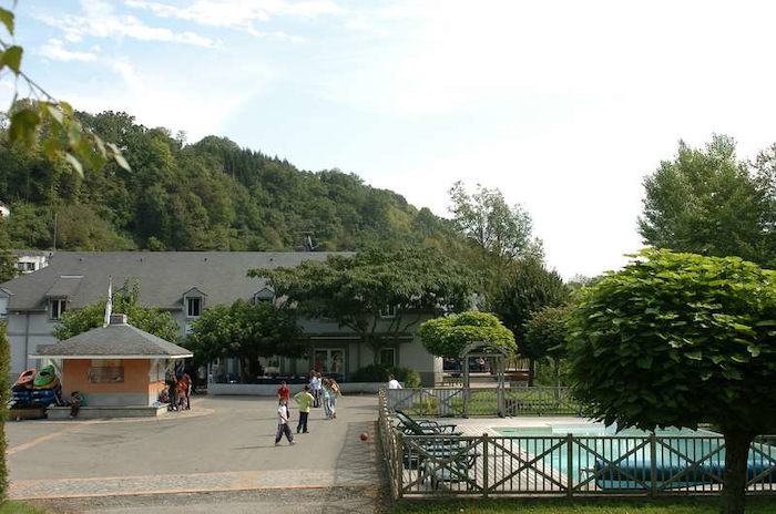 Vue de la piscine et du centre d'hébergement d'une colonie de vacances en Hautes-Pyrénées