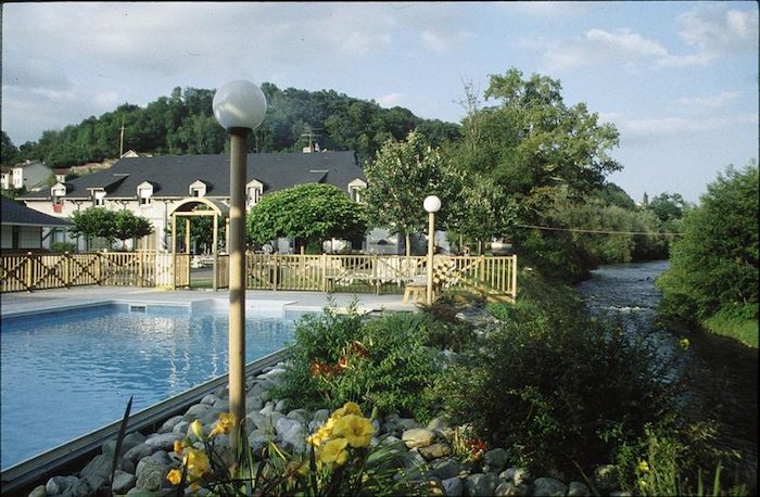 Vue de la piscine et de la rivière de la colonie de vacances en Hautes-Pyrénées