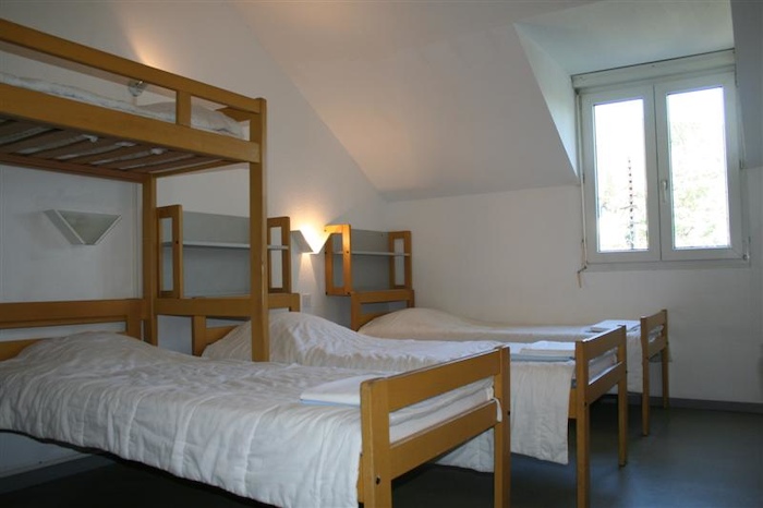 Chambre avec lits en vois de la colonie de vacance découverte en eaux-vives